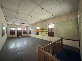 Dijual Rumah Tua Hook 2 Tingkat di Jalan Sawah