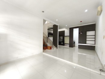 Dijual Villa 3 Lantai Semi Furnished Komplek
