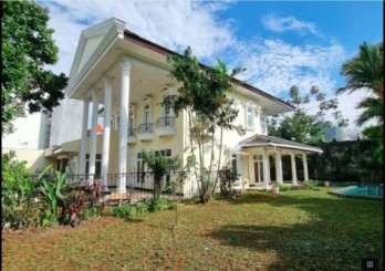 Rumah Mewah Klasik dengan swimming pool siap pakai