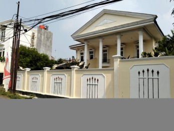 Rumah Mewah Klasik dengan swimming pool siap pakai