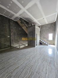 DIJUAL MURAH! Ruko Jumbo Hook 4,5 Tingkat di Jalan Sentosa Lama