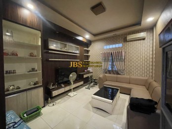 Dijual Townhouse 3 Tingkat di Komplek Karya Town