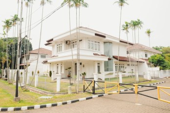 RUMAH MEWAH DALAM PERUMAHAN DI CINERE MAS DEKAT GOLF PANGKALAN JATI