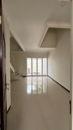 Vila Estetik Desain Cantik Tengah Kota View Gunung Bonus Kolam Di Batu