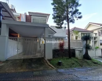 Rumah + kolam renang , area tengah kota Malang