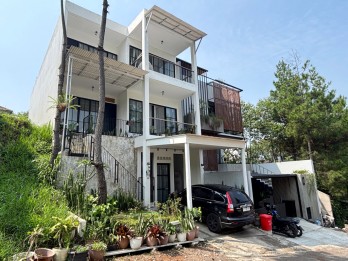 Rumah Mewah 2 Lantai, Full Furnished, Ada Kolam