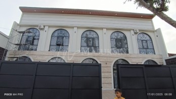 Rumah mewah 2 lantai, dengan kolam renang Sangat