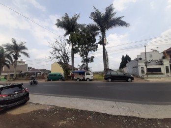 Tanah luas bonus rumah bagus terawat di