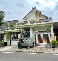 RUMAH STRATEGIS POROS DEKAT PERMATA JINGGA DAN