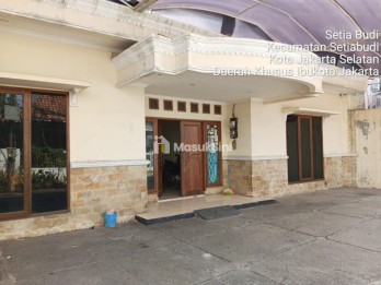 Dijual Rumah Sangat Luas Strategis di Jalan