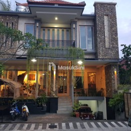 Dijual Rumah dengan Kolam Renang di Perumahan