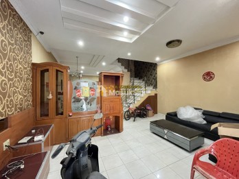 Disewakan Villa 2,5 Tingkat di Jalan Jemadi - Krakatau Medan
