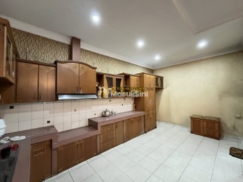 Disewakan Villa 2,5 Tingkat di Jalan Jemadi - Krakatau Medan