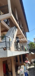 Kost eksklusif lokasi strategis di lengkapi dengan warung di lantai 3
