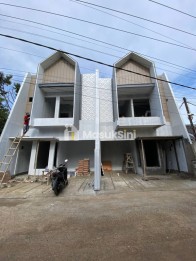 RUMAH 2 LANTAI SIAP HUNI DEKAT STASIUN PONDOK