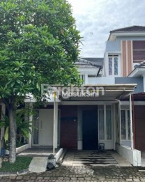 RUMAH MINIMALIS 2 LANTAI  SIAP HUNI