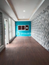 Ruang Office Disewakan Posisi Samping Jalan Raya