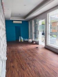 Ruang Office Disewakan Posisi Samping Jalan Raya