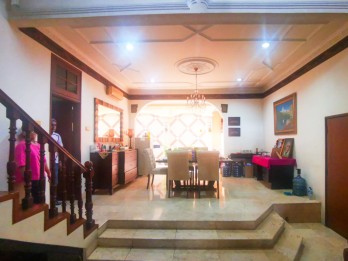 Rumah Akses 2 mobil masuk komplek, 900 meter ke