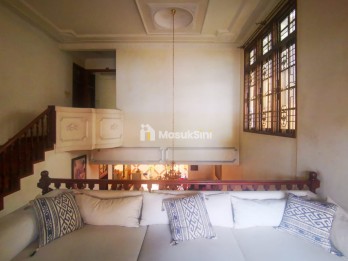 Rumah Akses 2 mobil masuk komplek, 900 meter ke Tomang Raya