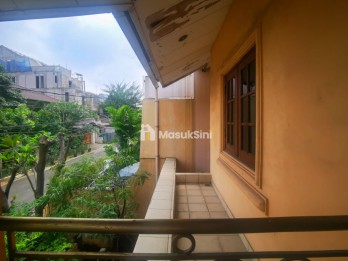 Rumah Akses 2 mobil masuk komplek, 900 meter ke Tomang Raya