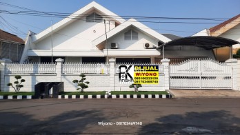 Rumah Dharmahusada Indah Depan Taman Dekat Kampus