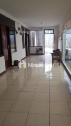 Rumah Paling Pojok dan Sunyi Jalan 1 Mobil di Tebet
