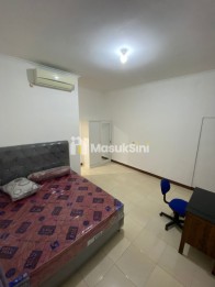 Rumah Paling Pojok dan Sunyi Jalan 1 Mobil di Tebet
