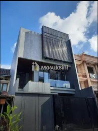 Dijual Rumah Mewah 3 Lantai di Taman Permata Buana, Jakarta Barat