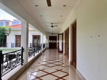 Dijual Rumah Mewah di Tulodong Bawah 3, Jakarta Selatan
