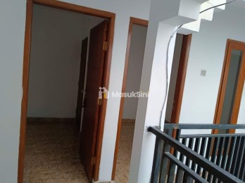 Rumah Asri 3 Lantai di Komplek Bumi Harapan