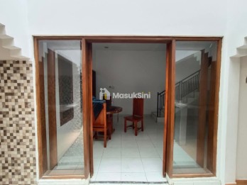 Rumah Asri 3 Lantai di Komplek Bumi Harapan