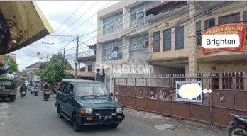 Rumah lantai 2 dan halaman luas