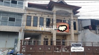 Rumah lantai 2 dan halaman luas