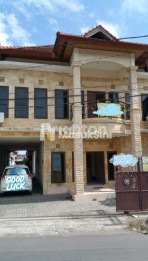 Rumah lantai 2 dan halaman luas