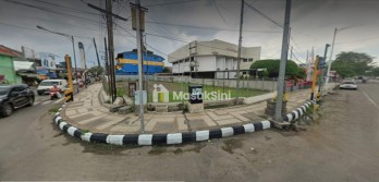 Tanah posisi pojok (hook) terletak di poros jalan raya Tulungagung