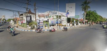 Tanah posisi pojok (hook) terletak di poros jalan raya Tulungagung