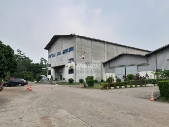 Gudang sewa plus hoist crane dekat toll Kota wisata di Narogong Bekasi