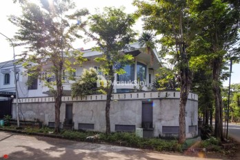 Dijual Rumah Hook Mewah di Taman Kebon Jeruk Intercon, Jakarta Barat