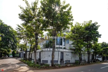 Dijual Rumah Hook Mewah di Taman Kebon Jeruk Intercon, Jakarta Barat