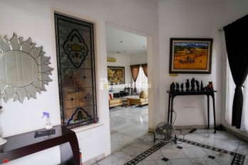 Dijual Rumah Hook Mewah di Taman Kebon Jeruk Intercon, Jakarta Barat