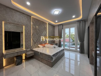 Dijual Townhouse 2,5 Tingkat di Komplek Regent