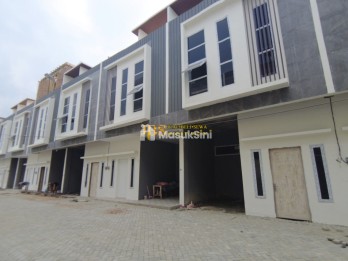 Dijual Villa Baru 2,5 Tingkat di Komplek