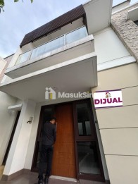 Dijual rumah bagus siaphuni di Summarecon Bekasi Cluster Burgundy
