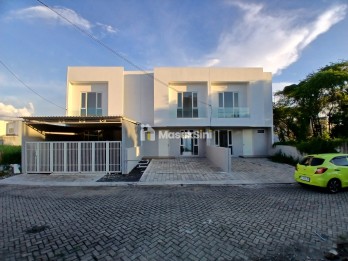 Disewakan Cepat Rumah Baru Modern di area Dian Istana, Surabaya - Siap Huni