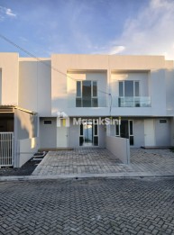 Disewakan Cepat Rumah Baru Modern di area Dian Istana, Surabaya - Siap Huni
