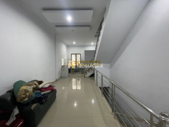 Disewakan Rumah 2,5 Tingkat di Komplek Brayan