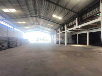 Gudang Akses Tronton di Probolinggo