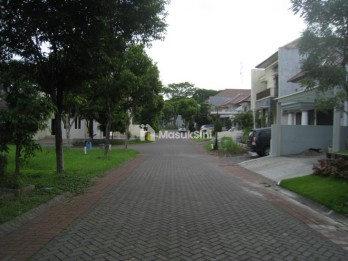 Jual Rumah Mewah Baru Gress di Royal Park, Citraland, Surabaya.