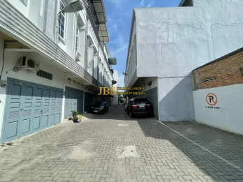 Jual Townhouse Kondisi Kosong di Komplek The Venetian Jalan Durung